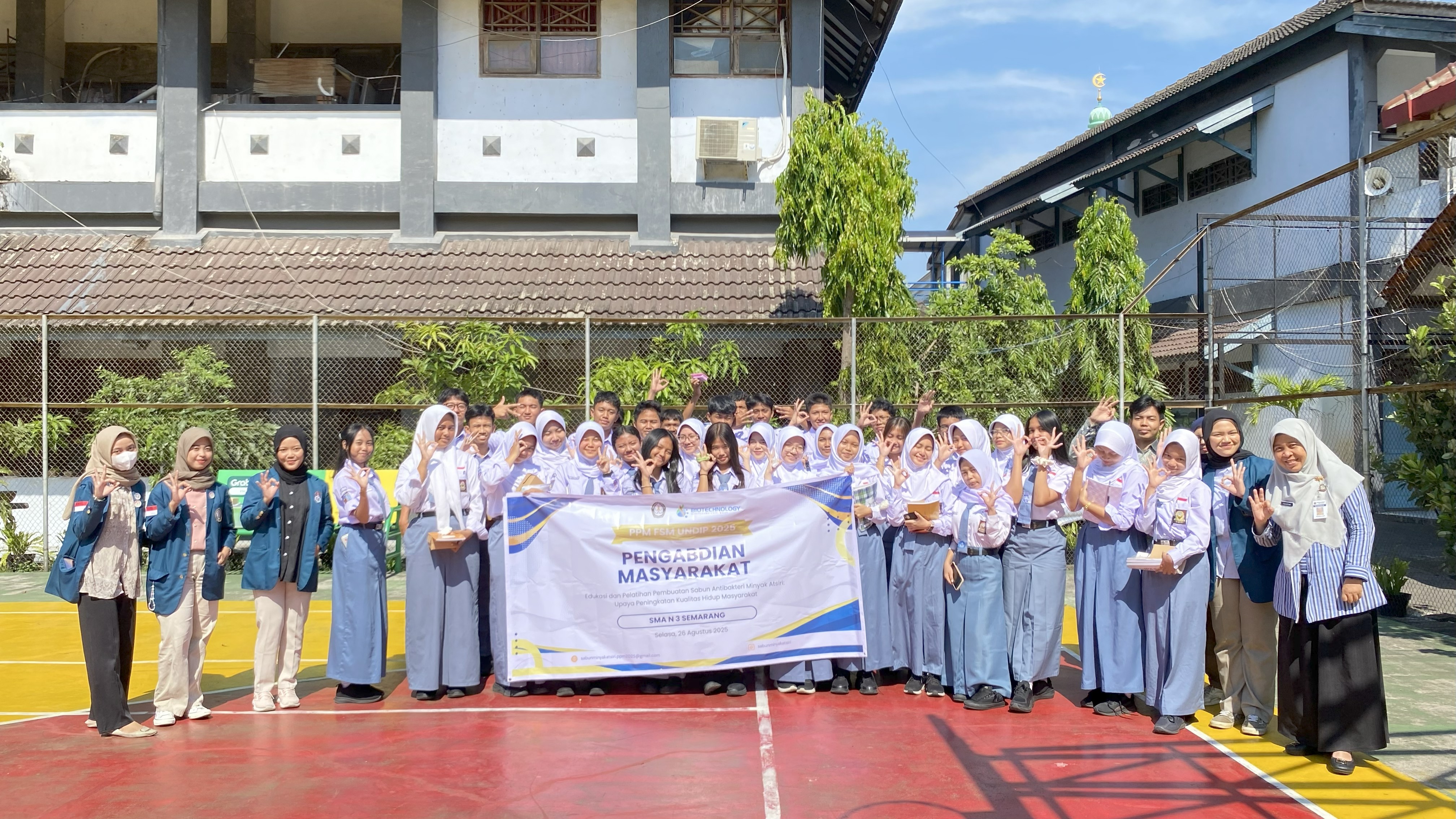 Mahasiswa Bioteknologi UNDIP Edukasi Siswa SMA tentang Sabun Antibakteri Berbasis Bahan Alami