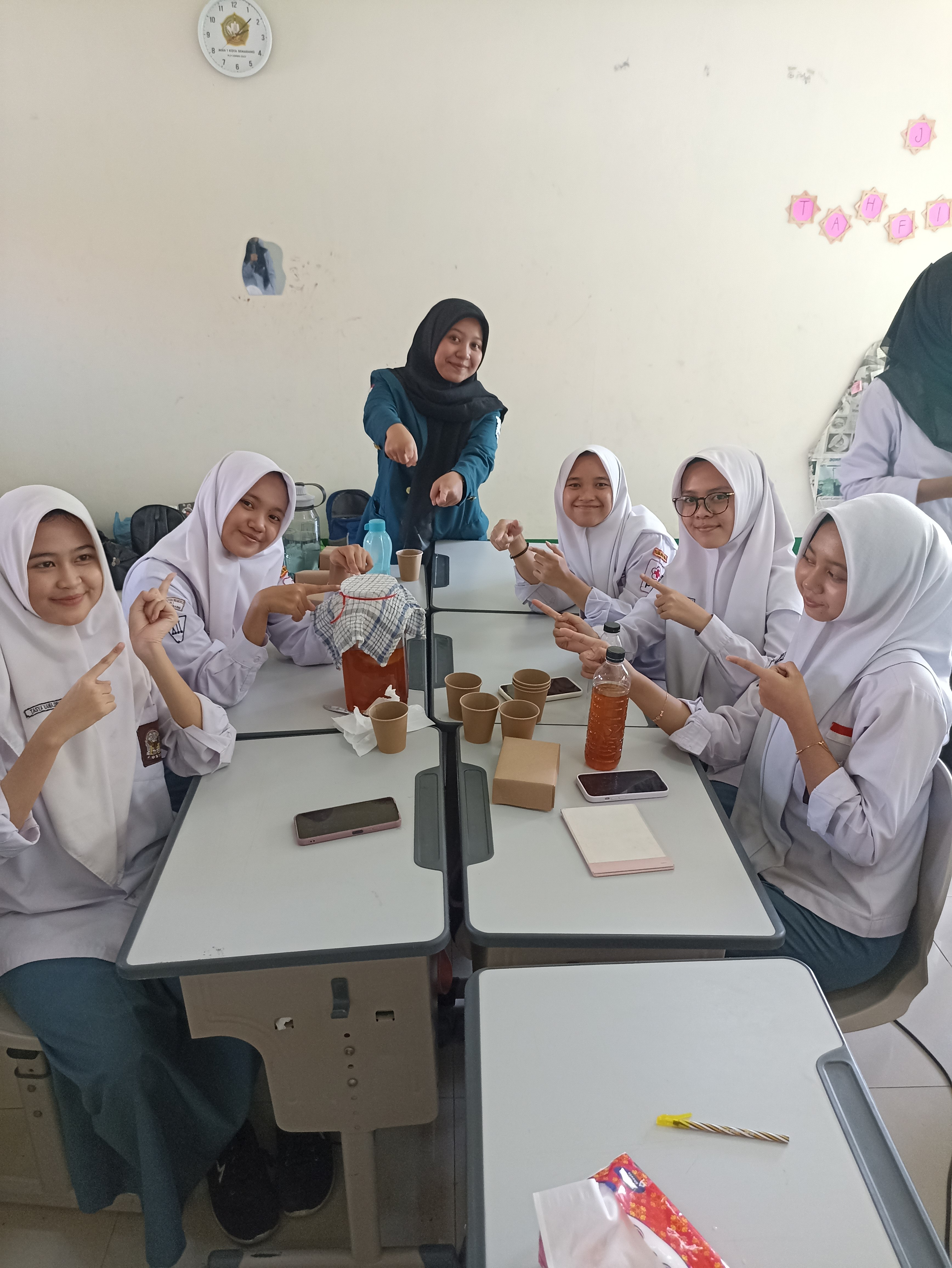 Tim Pengabdian Masyarakat FSM UNDIP Kenalkan Kombucha dan Nata de Coco di MAN 1 Semarang