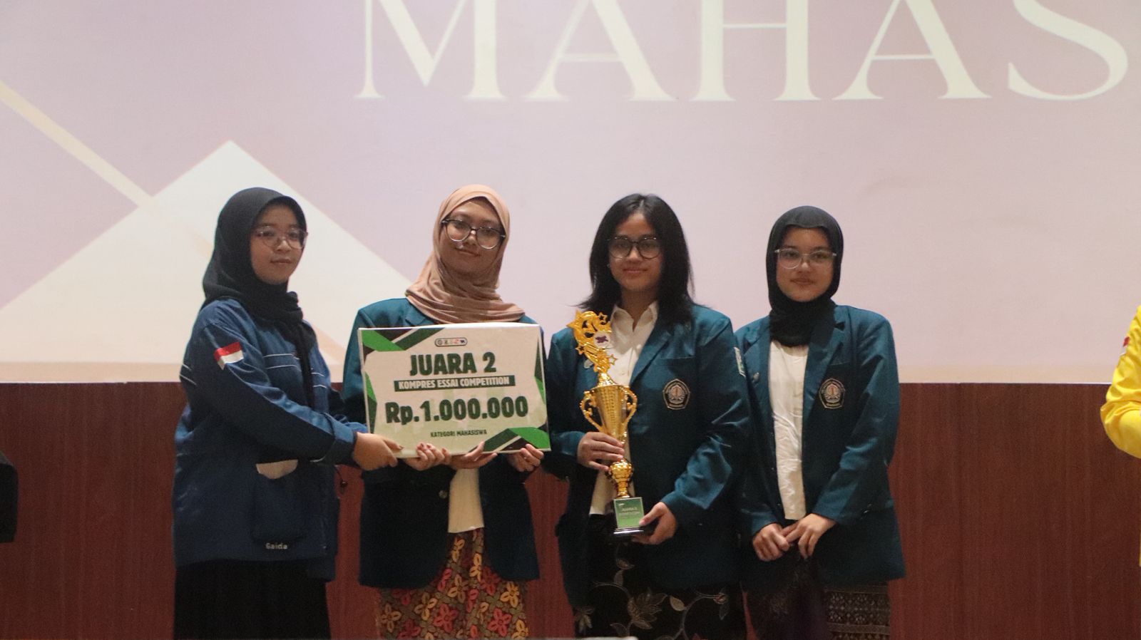 Tim Dhesla UNDIP Raih Juara 2 Nasional dalam KOMESCOM 2025 dengan Esai Inovatif Pemanfaatan Limbah POME menjadi Energi Listrik